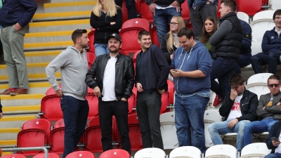 Φίλος της Ρόδεραμ έβγαλε και έδωσε την μπλούζα του, για να σκουπίσει ο παίκτης της την μπάλα! (video)