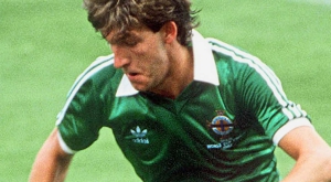 Νόρμαν Ουάιτσαϊντ: Tο παιδί θαύμα από την Βόρεια Ιρλανδία που έσπασε όλα τα ρεκόρ αλλά στάθηκε απίστευτα άτυχος! (video)