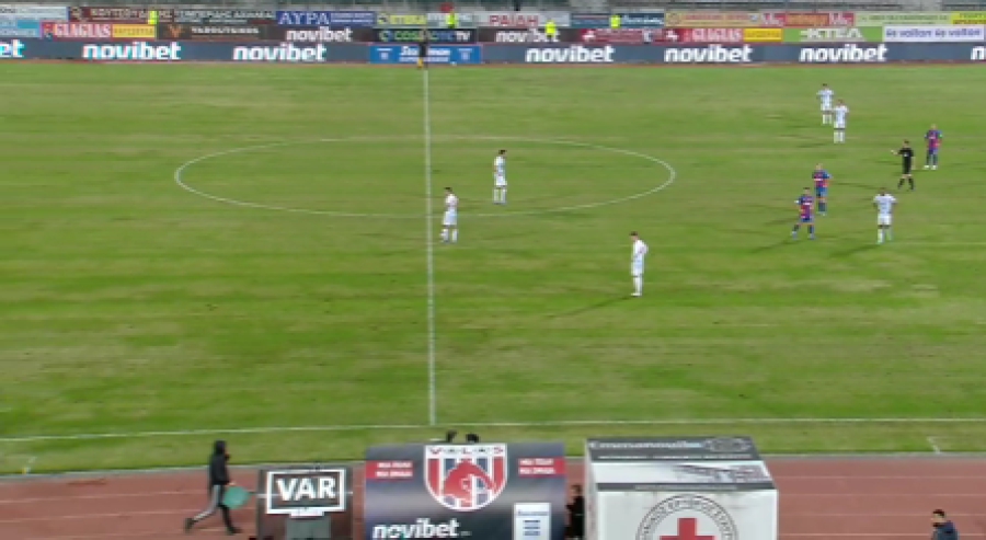 Οπαδός με καρέκλα στο χέρι, έφτασε έως τον 4ο στο Βόλος - Ολυμπιακός! (video)