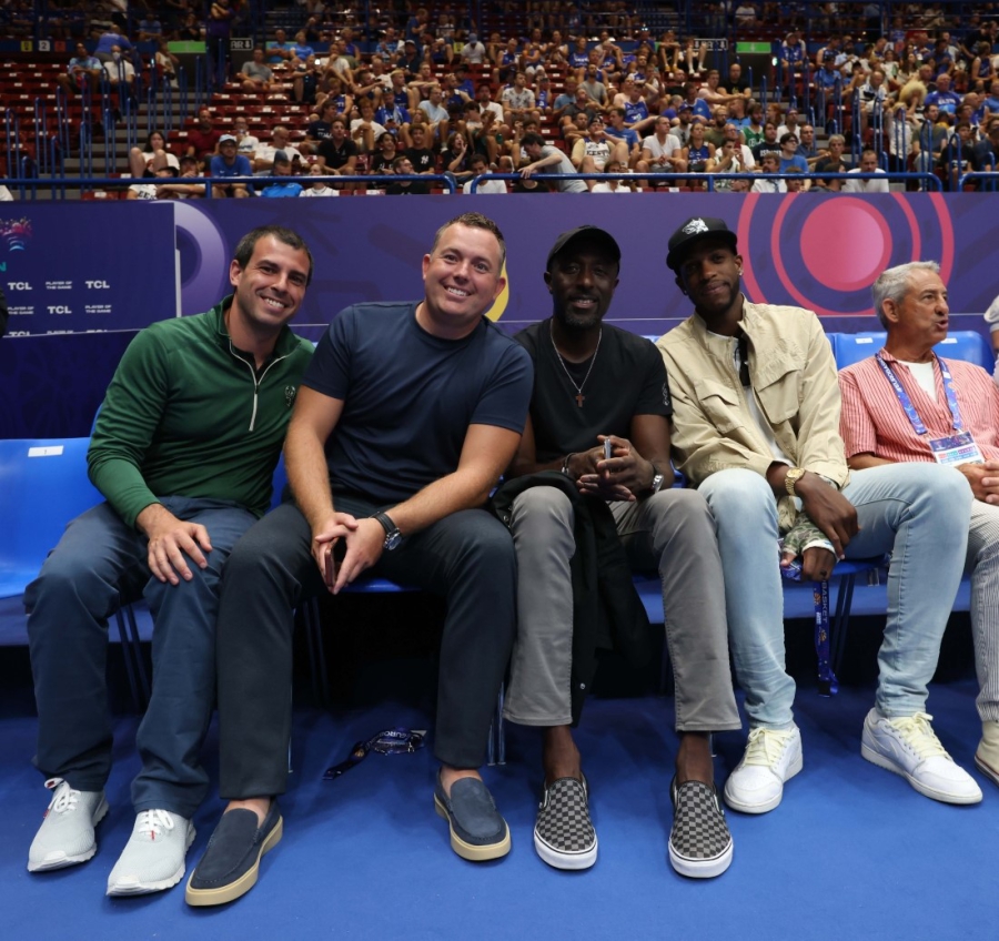 Μίντλετον και ιδιοκτήτης των Μπακς στο πλευρό του Γιάννη Αντετοκούνμπο