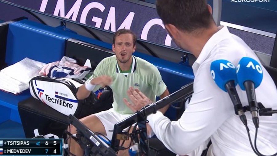 Έξαλλος ο Μεντβέντεφ επιτέθηκε στον διαιτητή: «Του κάνει coaching σε κάθε πόντο»! (video)