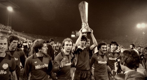 Ο ευρωπαϊκός θρίαμβος της Άιντραχτ Φρανκφούρτης στη σεζόν που το Κύπελλο UEFA μιλούσε μόνο γερμανικά! (video)