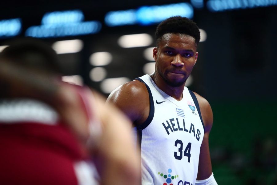 Ούτε Γιάννης, ούτε Γιαννάκης, μόνο... Giannis: Ντεμπούτο Αντετοκούνμπο με αύρα NBA και 104άρα στη Λετονία! (video)