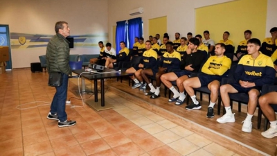 Παναιτωλικός: Ο Πετράκης αγκάλιασε τον Αναστασίου και χαιρέτησε τους παίκτες! (vid)