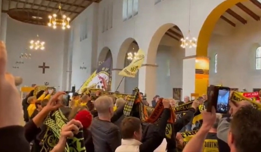 Ανατριχίλα από τους φίλους της Ντόρτμουντ: Τραγούδησαν το «You’ll never walk alone» μέσα σε εκκλησία (video)