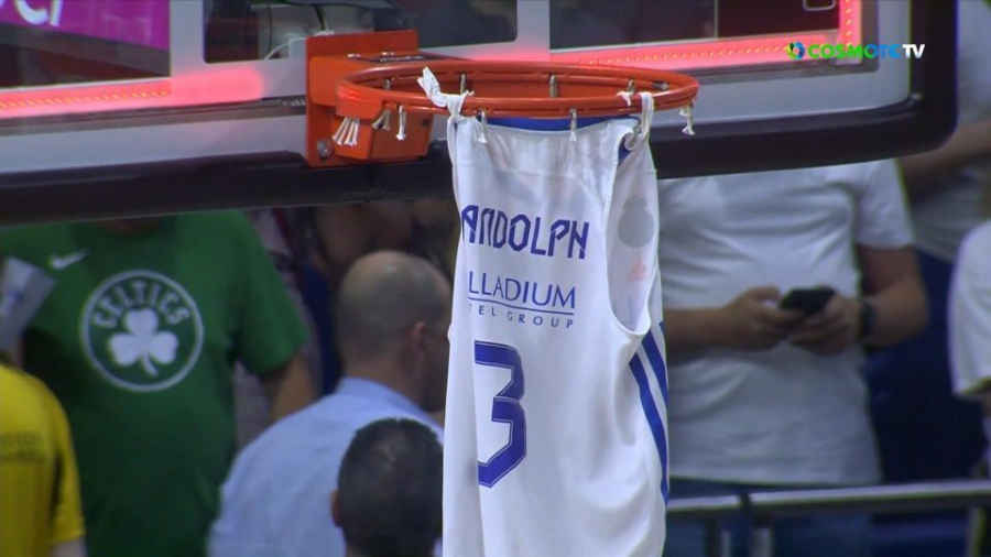 Στο πλευρό του Ράντολφ οι παίκτες της Ρεάλ: Κρέμασαν τη φανέλα του στη μπασκέτα! (video)