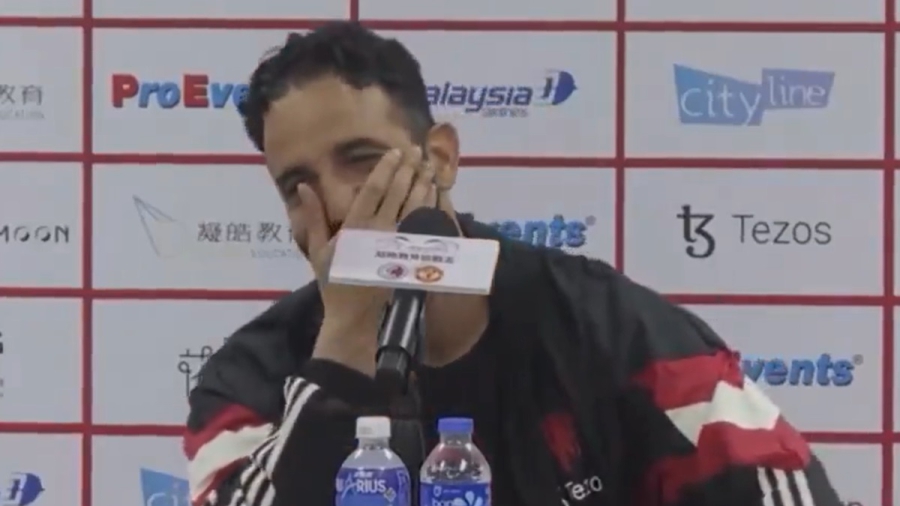 «Άβολο»: Ο Ντιαλό πήγε να απαντήσει για Γιουνάιτεντ και Γκαρνάτσο, αλλά ο προπονητής του άρχισε να γελά! (video)