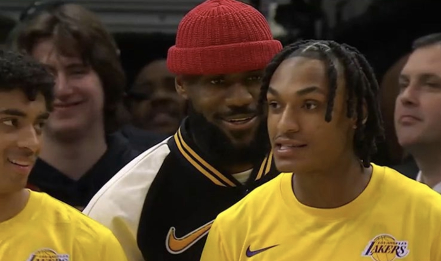 «Σαν μικρό παιδί»: Ο ΛεΜπρόν τσέκαρε τον... χρόνο στις βολές του Αντετοκούνμπο! (video)