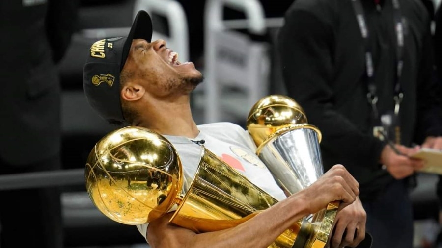 Ο Αντετοκούνμπο και οι κούπες του!