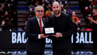 Βασίλης Σπανούλης: Βραβεύτηκε από την Αρμάνι Μιλάνο, πριν την έναρξη του αγώνα με τη Μονακό