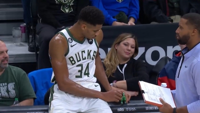 Ο Γιάννης Αντετοκούνμπο παίζει με… δεινόσαυρο στα τάιμ-άουτ! (video)