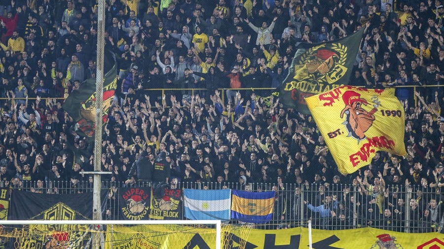 Οπαδοί του Άρη έξω από το «Κλεάνθης Βικελίδης» για να ζητήσουν εξηγήσεις μετά τη συντριβή από τον ΠΑΣ!