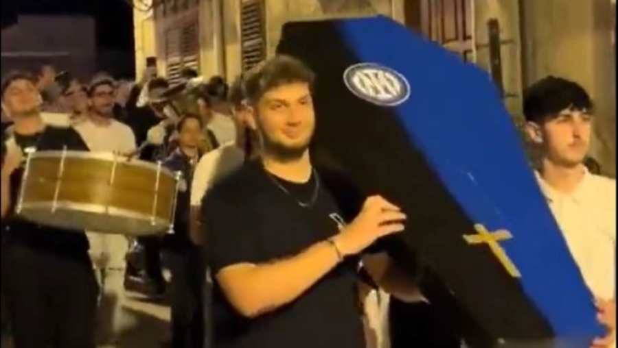 Οι οπαδοί της Μίλαν πανηγύρισαν με… φέρετρο την ήττα της Ίντερ στον τελικό του Champions League! (video)