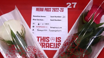 ΚΑΕ Ολυμπιακός: «Αντίο» στον Παναγιώτη Γκαραγκάνη με λουλούδια και φανέλα δίπλα στη διαπίστευσή του