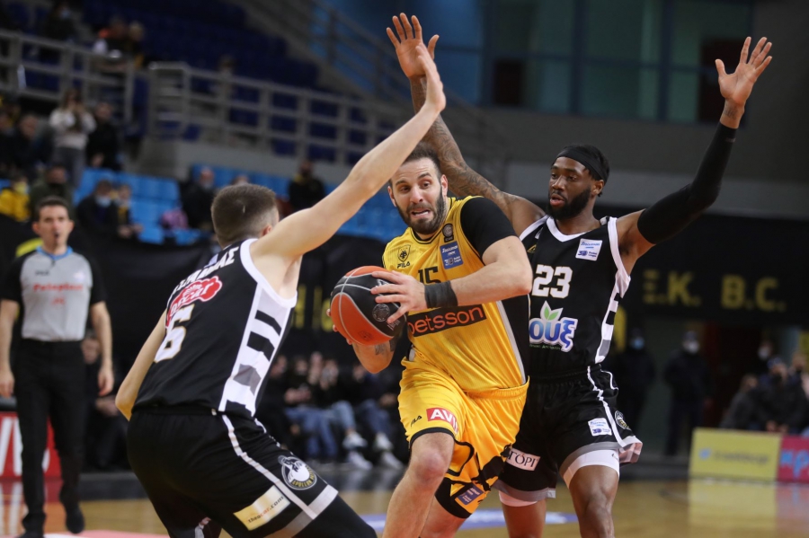 Ολιγόλεπτη διακοπή στο ΑΕΚ - Απόλλων Πάτρας με απόφαση των διαιτητών, αποβλήθηκαν θεατές από τα «court seats»!