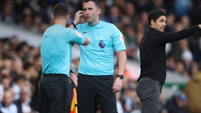 Στα αποδυτήρια Λιντς και Άρσεναλ – Καμία επικοινωνία διαιτητή με VAR και… καθυστερημένη έναρξη!