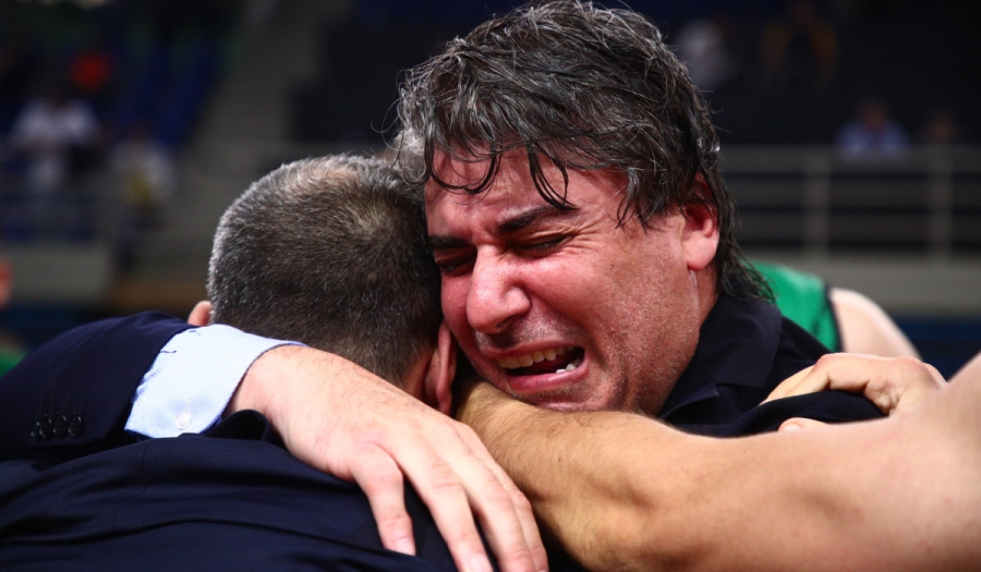 Όλο το συναίσθημα του Μίλωνα σε... μερικά δάκρυα του προπονητή του: Δεν άντεξε και «λύγισε» ο Μιχάλης Κουρής!