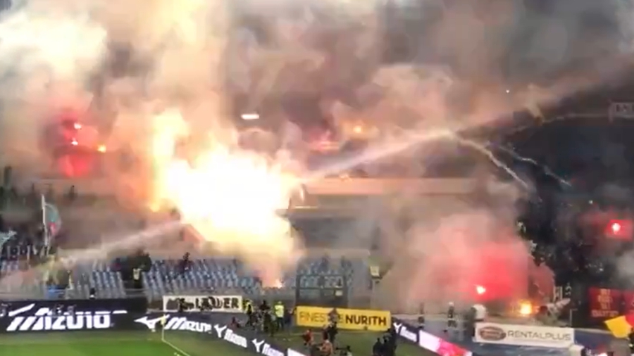 Πανικός στο Λάτσιο - Ρόμα, έγινε της... φωτοβολίδας στις κερκίδες! (video)