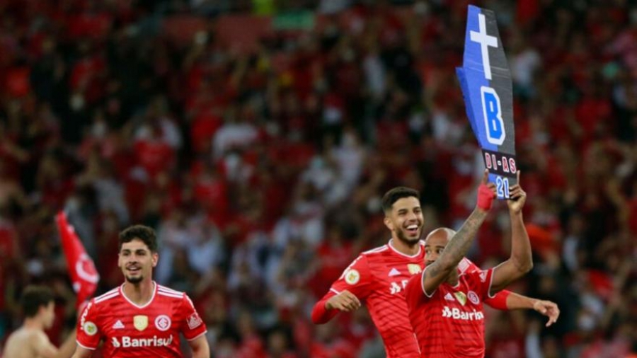 Ιντερνασιονάλ - Γκρέμιο: Πανηγυρισμοί ποδοσφαιριστών με… φέρετρα και ξύλο!