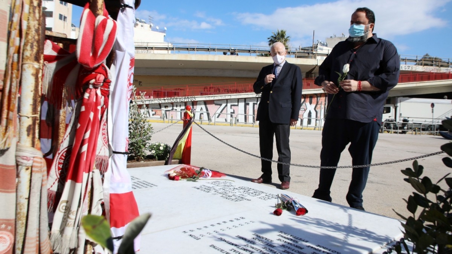 Ολυμπιακός: Ο Βαγγέλης Μαρινάκης στο μνημείο των θυμάτων της Θύρας 7
