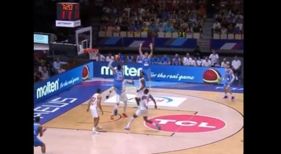 Απίθανος Αντετοκούνμπο, απογειώνεται και «διαλύει» τη ρακέτα των Δομινικανών! (video)