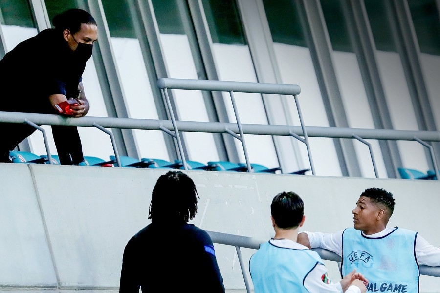 Βίρτζιλ φαν Ντάικ: Στέκεται σαν αρχηγός δίπλα στους συμπαίκτες του, ακόμα και αν δεν αγωνίζεται!