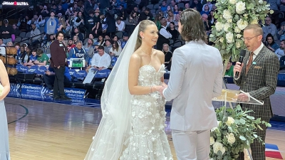 Παντρευτήκαν στο γήπεδο: Ο πρώτος γάμος που έγινε ποτέ, κατά την διάρκεια αγώνα του NBA! (video)