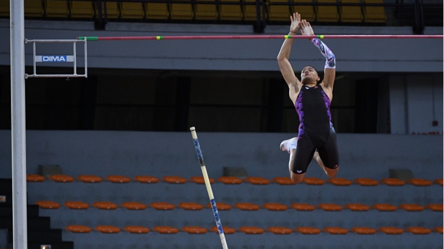 Φοβερός Καραλής με νέο ατομικό ρεκόρ στα 5,81μ. και όριο για το Βελιγράδι! (video)