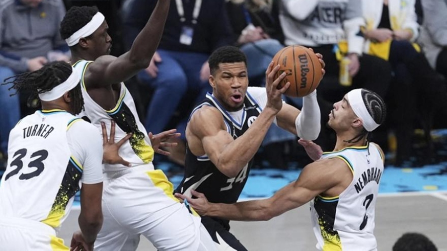 Πάλευε μόνος του ο Αντετοκούνμπο και οι Πέισερς έκαναν το 2-0 (vid)