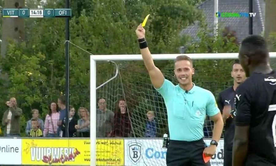 Επική στιγμή στο φιλικό του ΟΦΗ: Μπερδεύτηκε και έβγαλε κόκκινη αντί για κίτρινη ο διαιτητής! (video)