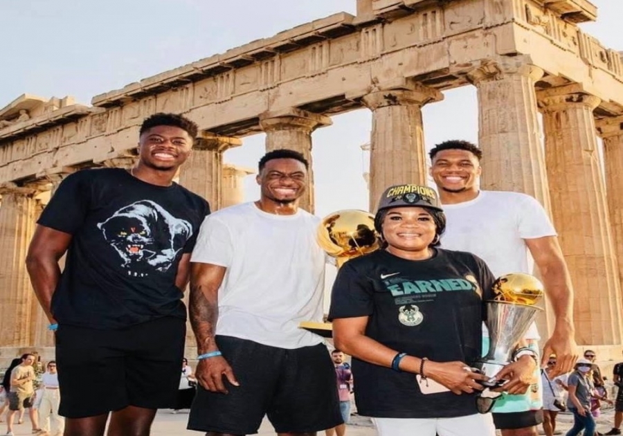 Αντετοκούνμπο: Πήγαν το Larry O'Brien Trophy στην Ακρόπολη!