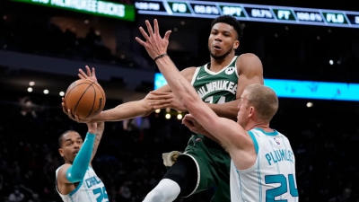 NBA: Ξέσπασμα Γιάννη και Μπακς στους Χόρνετς! (video)