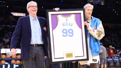 Λος Άντζελες Λέικερς: Τίμησαν τον Τζορτζ Μάικαν και κρέμασαν τη φανέλα του στην οροφή του Staples Center (video)
