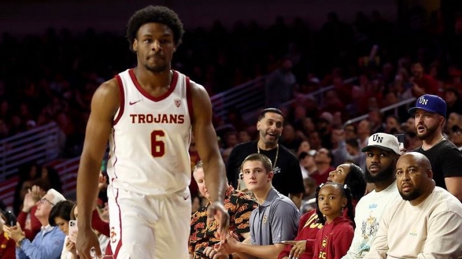 Περήφανος μπαμπάς ο ΛεΜπρόν:  Ο γιος του επέστρεψε στα γήπεδα! (video)