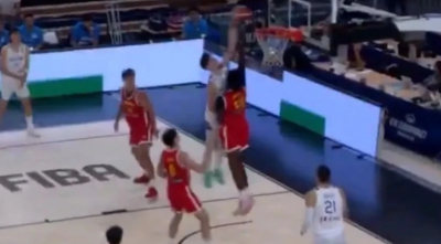 EuroBasket U18: Ο Χατζηλάμπρου «πέταξε» πάνω από τον Οσαγί – Το κάρφωμα που ξεσήκωσε το γήπεδο (Vid)
