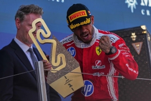 Άρχισες Ferrari να θυμίζεις: Το ρόδι «έσπασε», η καρδιά ακόμη φλέγεται και ο Χάμιλτον έκανε πράξη την υπόσχεση!