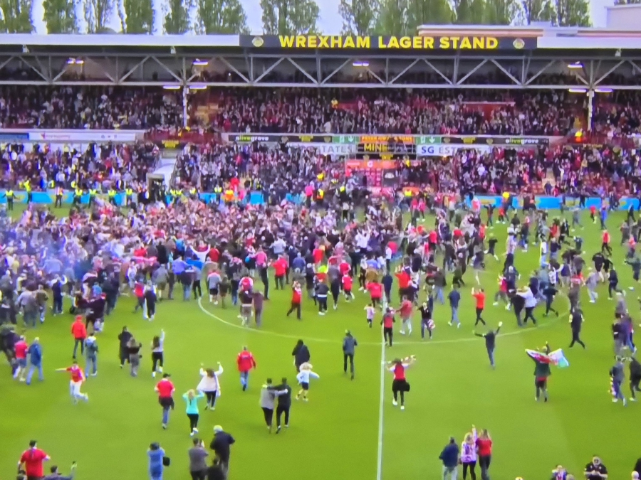 Η στιγμή που η Ρέξαμ ανέβηκε στην Championship: Ένα ολόκληρο γήπεδο μπήκε μέσα για να πανηγυρίσει! (video)