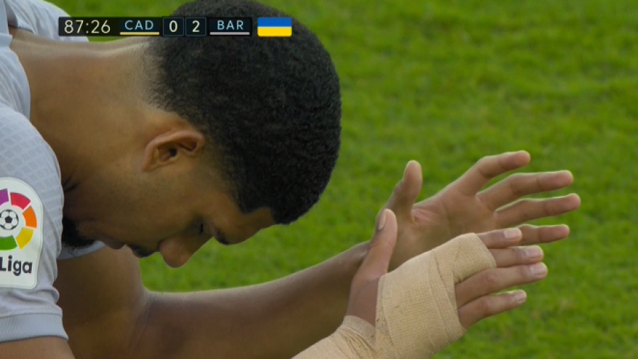 Συγκλονιστικές εικόνες στο Κάντιθ - Μπαρτσελόνα:  Κατέρρευσε οπαδός, διεκόπη το ματς, προσεύχονταν όλοι! (video)