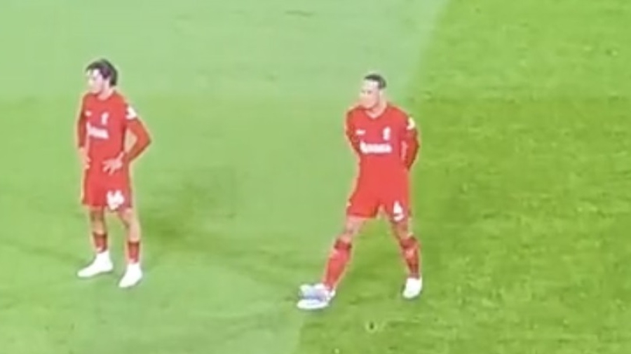 Λίβερπουλ: Ο Φαν Ντάικ «πείραξε» την άσπρη βούλα πριν το πέναλτι του Μπόουεν! (video)