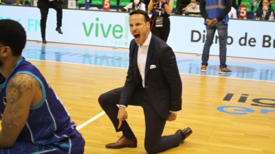 Σαν Πάμπλο Μπούργος: Ο πρόεδρος ανάγκασε τους παίκτες να γονατίσουν μετά τον υποβιβασμό (video)