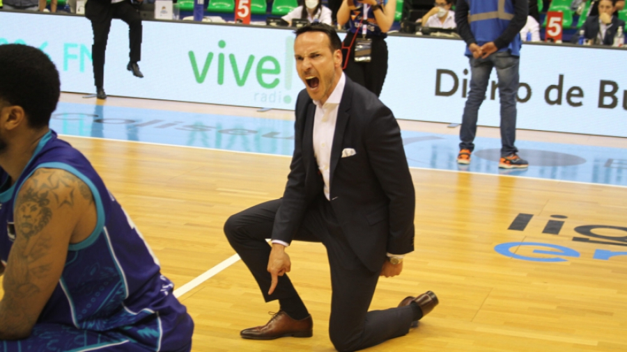 Σαν Πάμπλο Μπούργος: Ο πρόεδρος ανάγκασε τους παίκτες να γονατίσουν μετά τον υποβιβασμό (video)