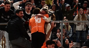 Ο Τιάγκο Νους πανηγύρισε το γκολ στον τελικό αγκαλιά με τη μητέρα του!