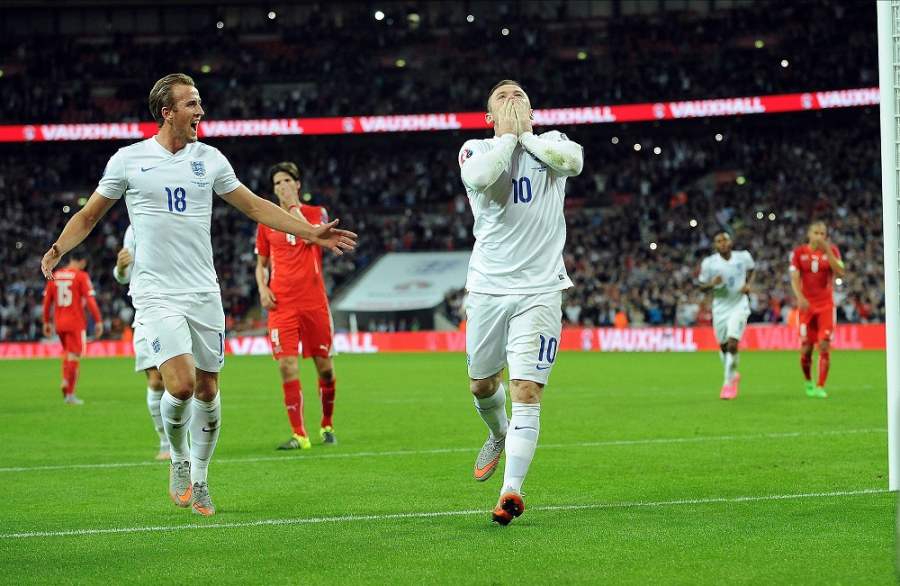 Η μοίρα είχε «υποδείξει» τον επόμενο: Ο Ρούνεϊ «σπάει» το ρεκόρ και ο Κέιν τον αγκαλιάζει… πρώτος! (video)