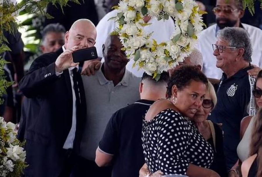 O Ινφαντίνο έβγαζε... selfie πάνω από το φέρετρο του Πελέ!