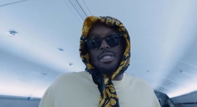 Καθυστέρηση στην πτήση των Μπλέιζερς και... ραπάρισμα Λίλαρντ στο αεροπλάνο (video)