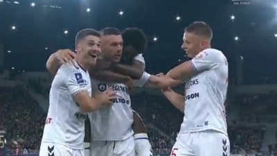 Δεν ξεχνιέται η μπάλα: O 37χρονος Ποντόλσκι, σκόραρε πίσω από την σέντρα! (video)