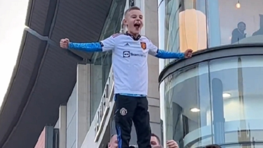 Μάντσεστερ: Πιτσιρικάς οπαδός της Γιουνάιτεντ «τα έβαλε» με εκατοντάδες φίλους της Μπαρτσελόνα στο... τραγούδι! (video)