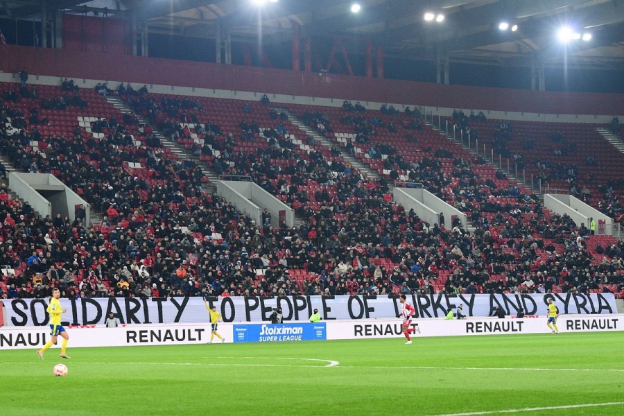 Ολυμπιακός-Παναιτωλικός: Πανό συμπαράστασης στους σεισμόπληκτους της Τουρκίας και της Συρίας