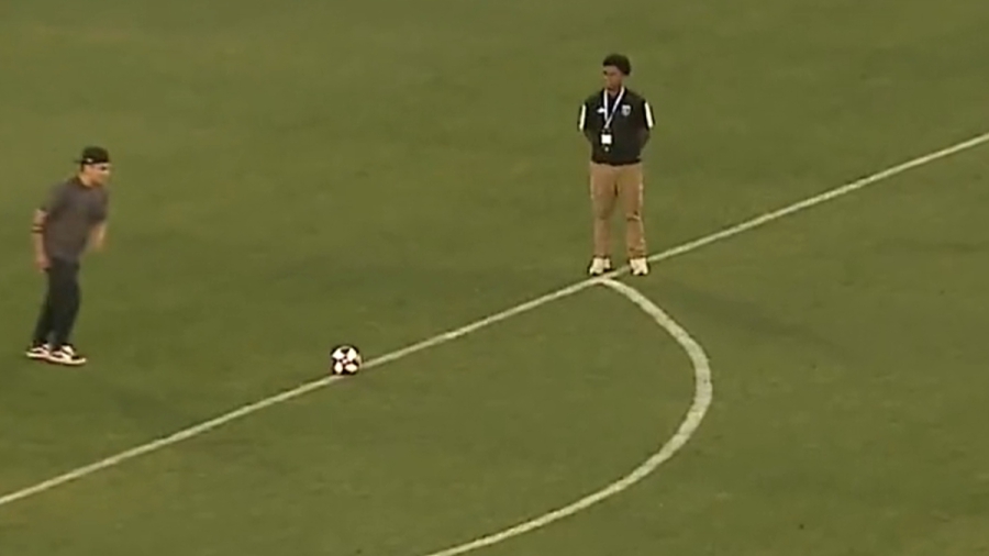 Άφωνο ένα ολόκληρο γήπεδο: Οπαδός έστειλε με ακρίβεια χιλιοστού την μπάλα στο κέντρο του γηπέδου! (video)