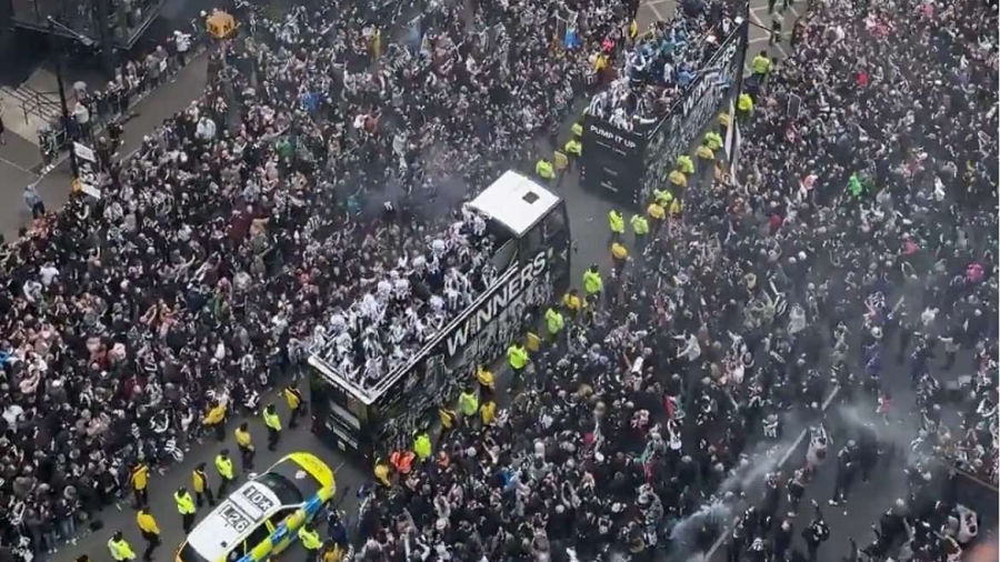 «Ιστορικές» στιγμές, η Νιούκαστλ κάνει «παρέλαση» και σηκώνει το Λιγκ Καπ με τον κόσμο της!